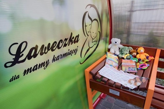 W pięciu miejscach w Toruniu pojawiły się ławki specjalnie przystosowane do potrzeb karmiących mam.