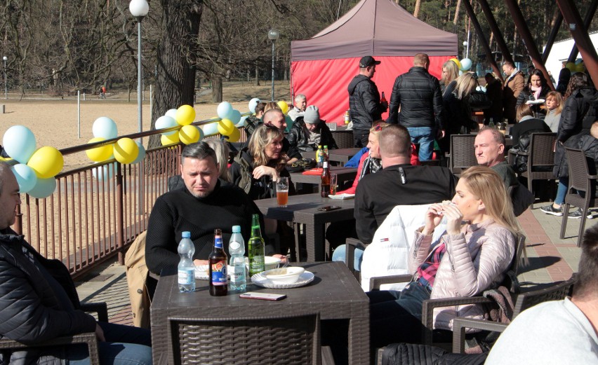 Piknik "Dla walczącej Ukrainy" na tarasie restauracji przy plaży miejskiej. Zobacz zdjęcia
