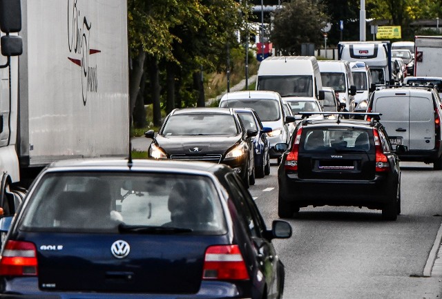 Dwa lata temu Bydgoszcz była na szóstym miejscu w kraju wśród zakorkowanych ruchem samochodowym miast. W tej chwili lepiej nie jest, choć ratusz podkreśla, że liczba samochodów na Jana Pawła II i Wyszyńskiego jest mniejsza niż kiedyś. Ominąć korków w mieście praktycznie się nie da. Na zdjęciu ulica Sporna.