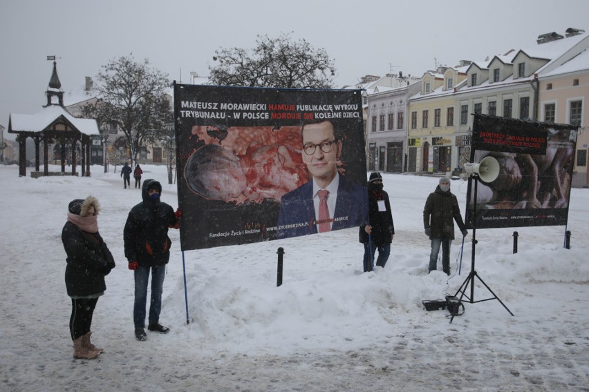 Zaledwie kilku przeciwników aborcji przyszło protestować na rzeszowski Rynek [ZDJĘCIA]