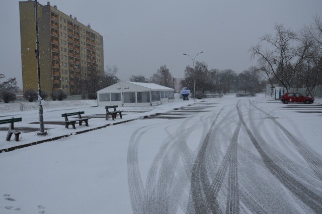 Działka w centrum miasta podczas śnieżnej burzy, gdzie za 17 miesięcy stanie biurowiec Urbi Ferro