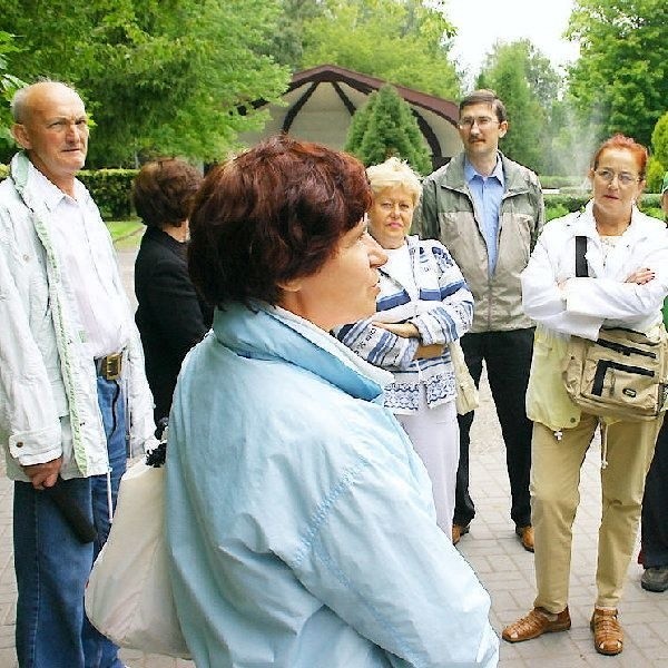Na zdjęciu spacer po Solankach. Uczestników  poprowadziła przewodnik Dorota Liszewska.