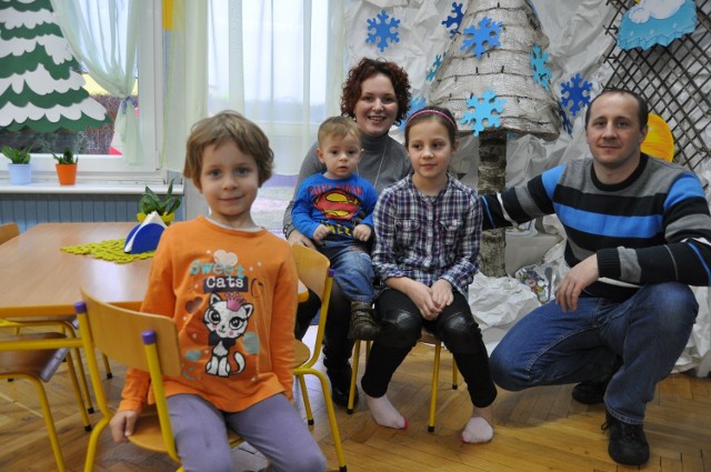 Państwo Anna i Ireneusz Jarosz z gminy Szczecinek, mają Filipa (roczek), Maję (5 lat) i Alicję (9 lat), w ich wypadku wsparcie wyniesie 1000 zł, które przeznaczą na nianię dla najmłodszego syna i przedszkole dla średniej córki