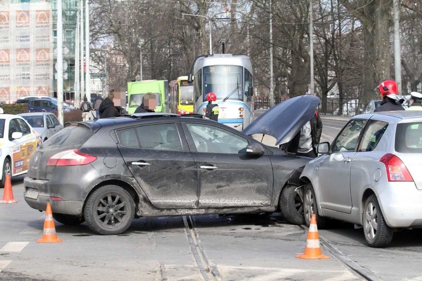 Wypadek na skrzyżowaniu przy placu Orląt Lwowskich