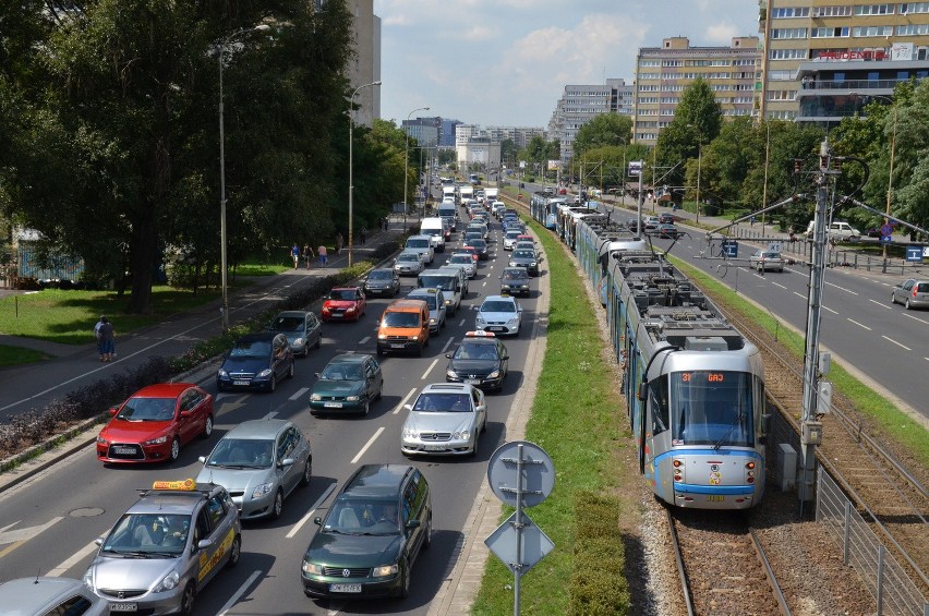 Wrocław: Wypadek na Legnickiej. Opel zablokował torowisko (ZDJĘCIA)