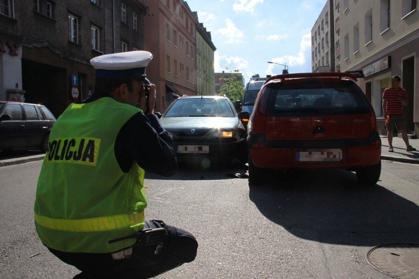 Na ul. 1 Maja zderzyły się renault laguna i opel corsa.