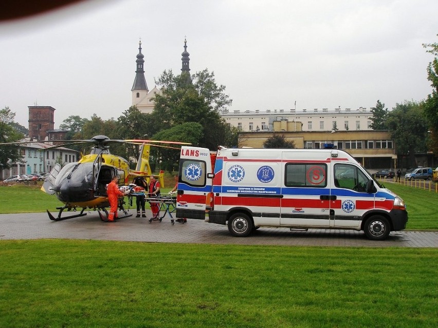 Przekazanie pacjenta przez zespół Lotniczego Pogotowia...