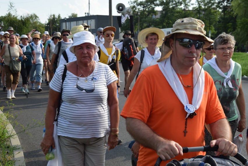 Trwa 73. Piesza Rybnicka Pielgrzymka na Jasną Górę. 2...