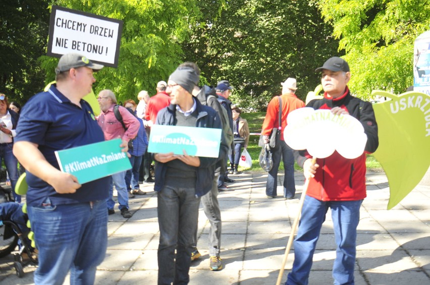 Kraków. Protestowali przeciwko okrawaniu zieleni na placu Inwalidów