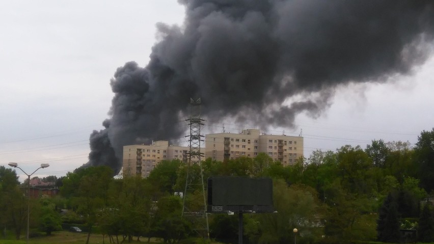 Pożar w Katowicach 13.05.2016. Pożar hali na ul. Żeliwnej