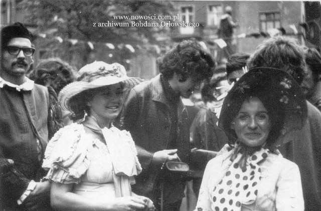 Rynek Staromiejski w Toruniu podczas juwenaliów w 1972 roku, a na nim odwrócony bokiem Konstanty Dombrowicz.