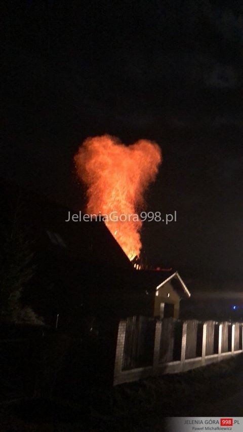 Groźny pożar budynku pod Jelenią Górą. W trakcie pożaru wybuchła butla z gazem (ZDJĘCIA)