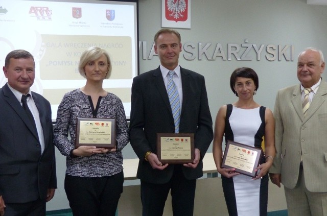 Laureaci konkursu &#8220;Pomysł na innowacyjny biznes&#8221; Katarzyna Burzyńska, Irmina Kurowska i Cezary Migus w towarzystwie starosty Jerzego Żmijewskiego i Romana Białka, dyrektora PUP.