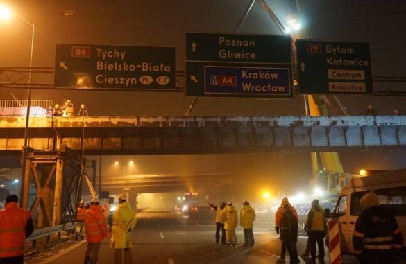 Rozbiórka kładki nad Roździeńskiego w Katowicach. Od 12.11 zwężenia koło Carrefoura i sklepu IKEA