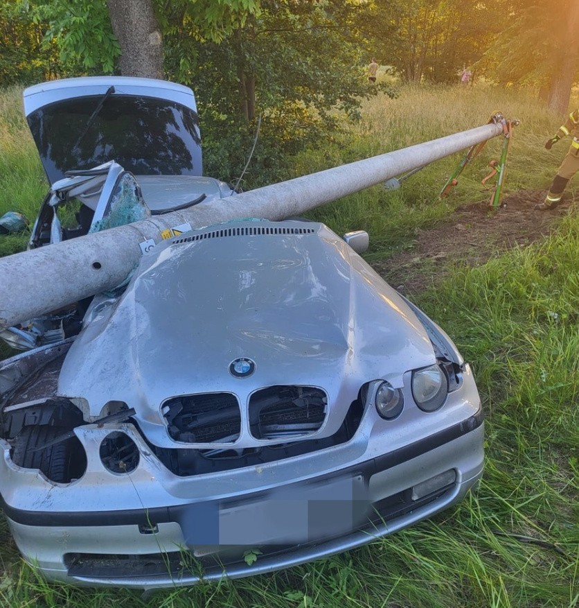 Pijany kierowca bmw wjechał w słup oświetleniowy