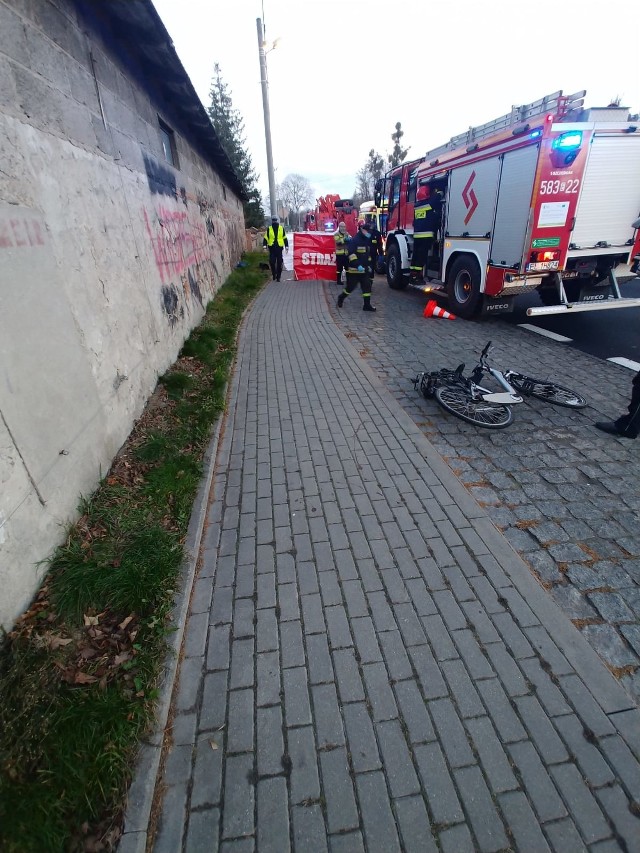 Martwy 85-letni rowerzysta został  znaleziony w niedzielę ( 6 grudnia) przy drodze wojewódzkiej 708 w Niesułkowie. Kilka metrów dalej leżał rower. Kierowca, który go potrącił, uciekł z miejsca zdarzenia.CZYTAJ DALEJ NA NASTĘPNYM SLAJDZIE