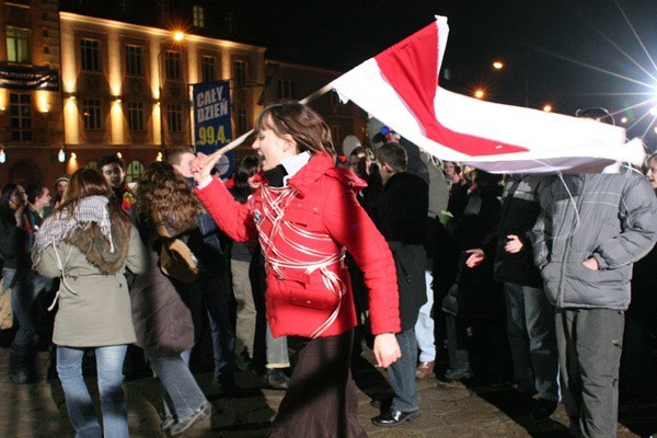 Przed białostockim Ratuszem nie brakowało wczoraj zdelegalizowanych przez Aleksandra Łukaszenkę flag niepodległej Białorusi