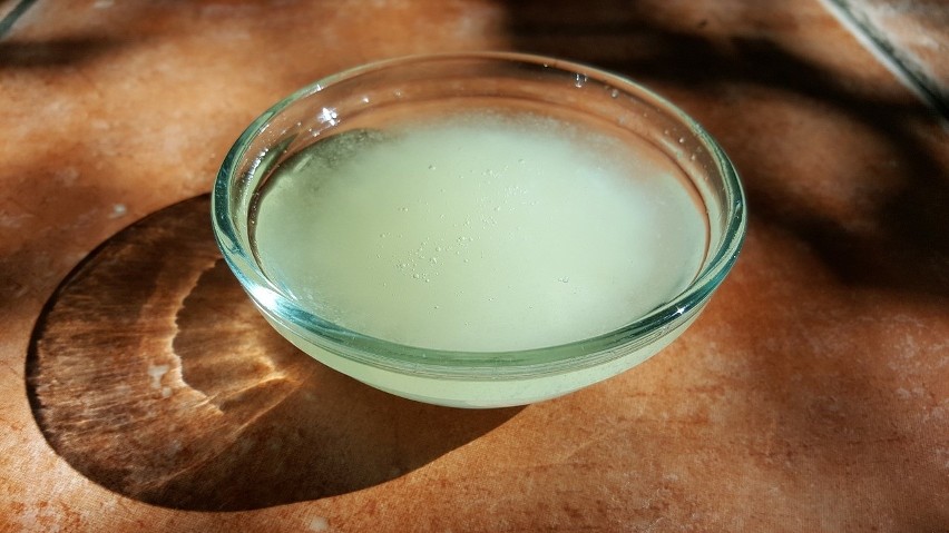 Na bazie oleju kokosowego można stworzyć domowy płyn do...