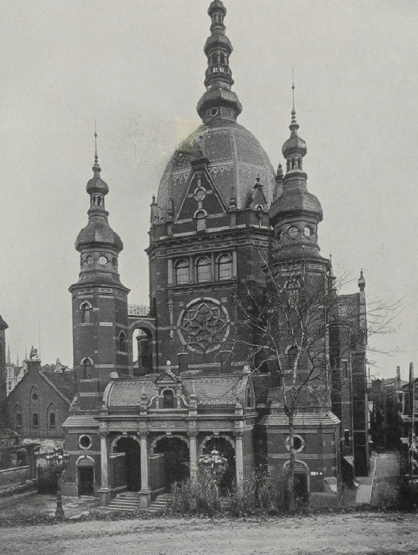 Wraz z kopułą synagoga miała 60 metrów wysokości.