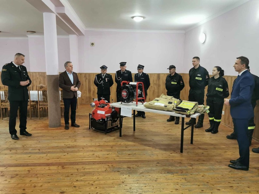 Przekazanie sprzętu dla strażaków ochotników z Kozubowa,...