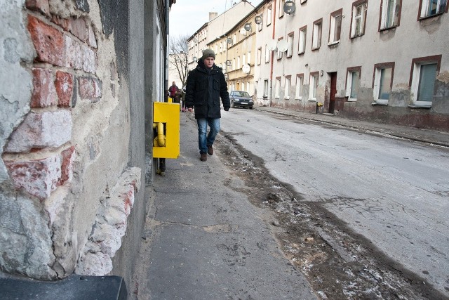 Mieszkańcy ulicy Długiej od lat domagają się nie tylko wymiany chodników, ale i remontu poniemieckich budynków, które w większości znajdują się we władaniu wspólnot mieszkaniowych oraz gminy.  