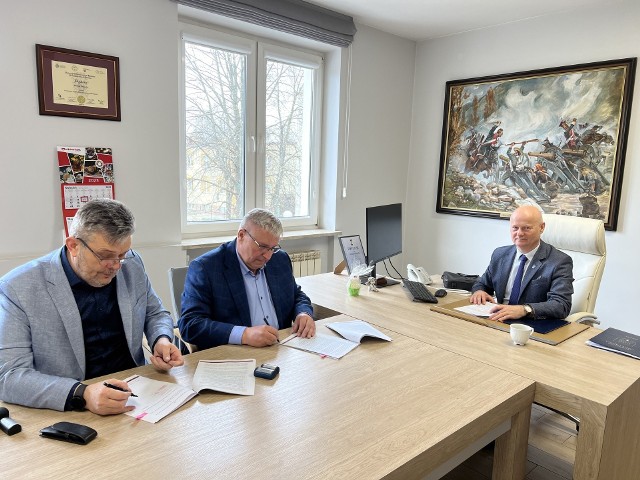 Podpisanie umowy w sprawie remontu drogi w Kobylinie. Po prawej przedstawiciel gminy Grójec, burmistrz, Dariusz Gwiazda.