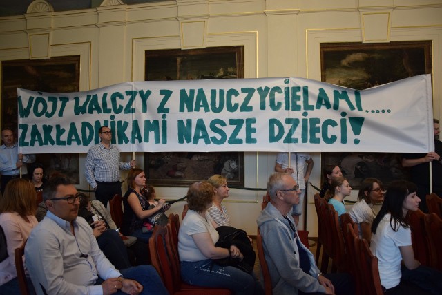 Na spotkanie z minister Anną Zalewską przyjechali rodzice dzieci uczących się w Gminnym Zespole Szkół w Skarbimierzu. Zabrali transparenty, protestujące przeciwko działaniom wójta.