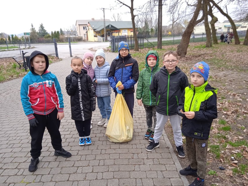 Międzynarodowy Dzień Ziemi w szkole w Motkowicach. Uczniowie...
