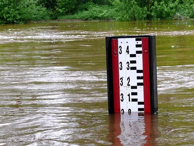We wtorek po południu wodowskaz w Wąchocku pokazywał 3,04 m, czyli przekroczenie stanu alarmowego Kamiennej wynosiło wciąż 104 cm i woda powoli opadała