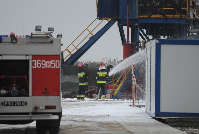 W sobotę na terenie wiertni gazu w Kalnikowie w pow. przemyskim, podczas procesu przepompowywania doszło do pożaru zbiornika z gazoliną.