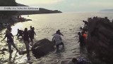 Wielka radość uchodźców z przybycia do Europy [wideo]