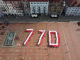 Wielkie, biało-czerwone "770" na bytomskim rynku. W ten sposób świętowano Dzień Flagi