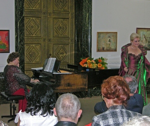 Jeden z ubiegłorocznych koncertów: przy fortepianie Mirosława Białas i Joanna Tylkowska - sopran.