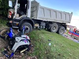 Wypadek na DW 975 w Niwce. 29-letni motocyklista poważnie ranny po zderzeniu z samochodem ciężarowym