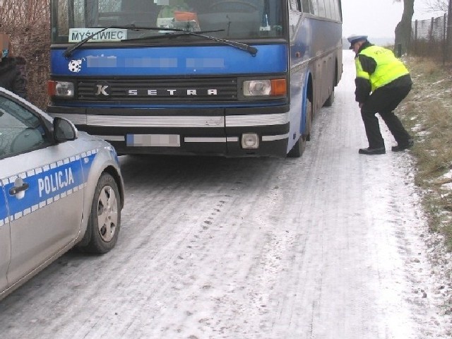 Pod ten autobus w Wałyczu wpadło 8-letnie dziecko