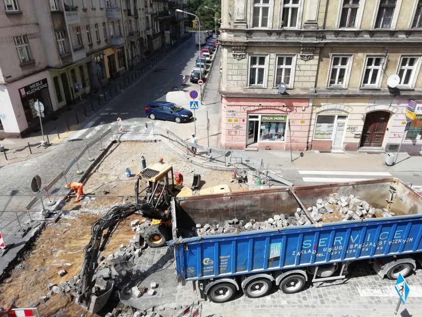 Zrywają nawierzchnię. Co się dzieje na Jedności Narodowej? [ZDJĘCIA]