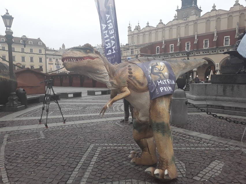 Niezwykły widok: Dinozaur maszerował po Rynku Głównym w Krakowie