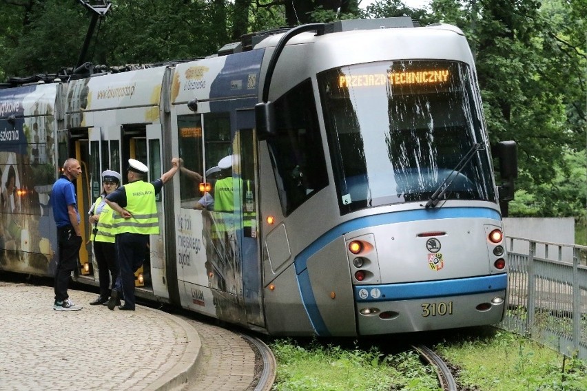 Wykolejenie tramwaju przy ul. Paderewskiego