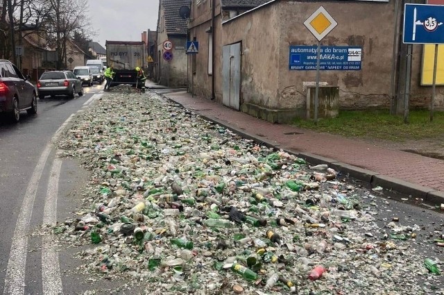 Ulica w Rogoźnie została zasypana przez kilogramy szkła. Otworzyła się wywrotka przewożąca puste butelki. Szkło wypadło z ciężarówki.Przejdź do kolejnego zdjęcia --->