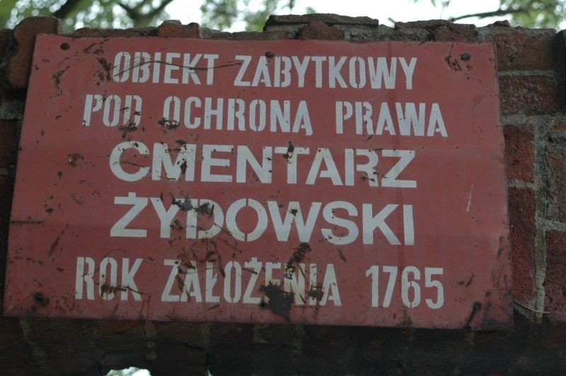 Cmentarz zydowski w Kraskowie kolo Kluczborka.Na kirkucie...