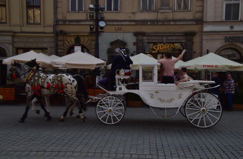 Kraków. Nadzy turyści paradowali na Rynku Głównym [ZDJĘCIA]