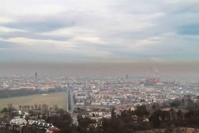 Smog nad Krakowem - normy zapylenia powietrza są w mieście przekroczone nawet przez 250 dni w roku FOT. ANNA KACZMARZ