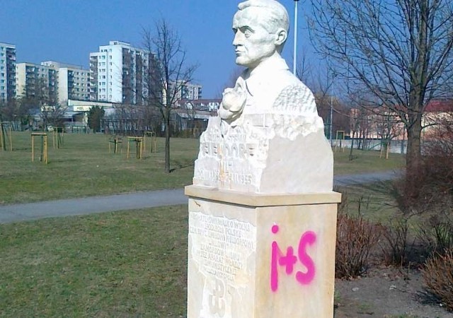 Pomnik generała Emila Fieldorfa "Nila" w Opolu.