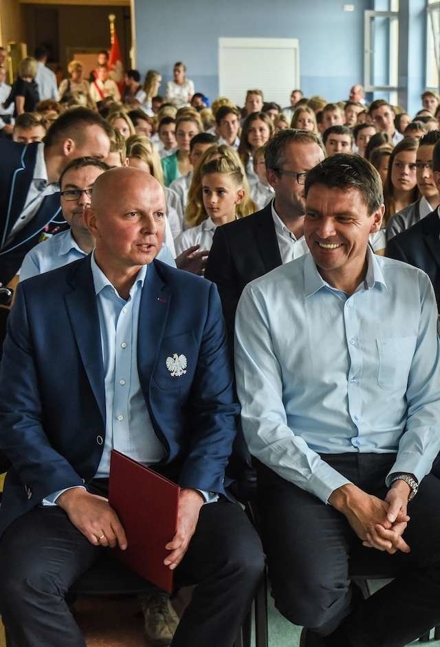 Minister sportu Adam Korol (z prawej) i dwukrotny mistrz olimpijski z LOTTO Bydgostii Robert Sycz 