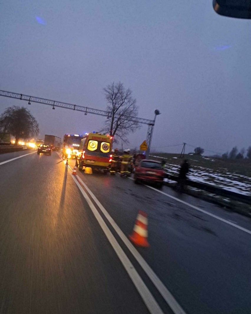 Wypadek pod Krakowem na DK 94. Zderzyły się trzy samochody