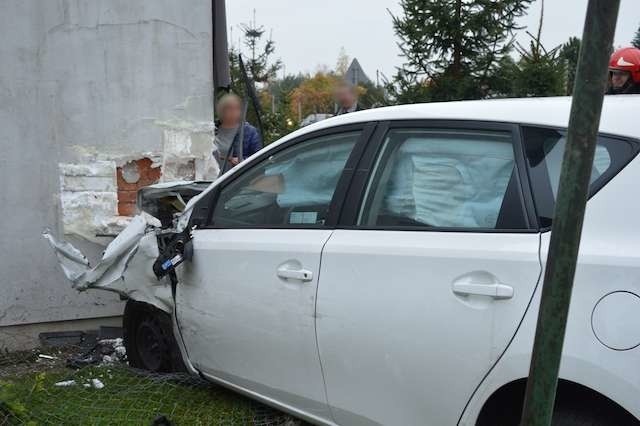 Kilka dni temu w Rozgartach 57-letnia kobieta wbiła swój samochód w przydrożny dom