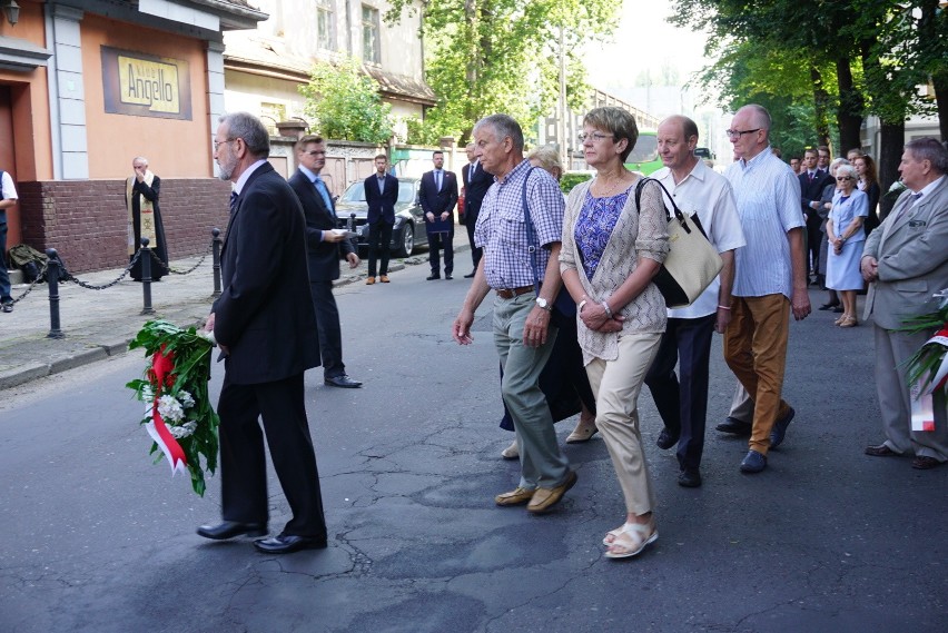 Czerwiec 56: Złożenie kwiatów pod zakładem ZNTK