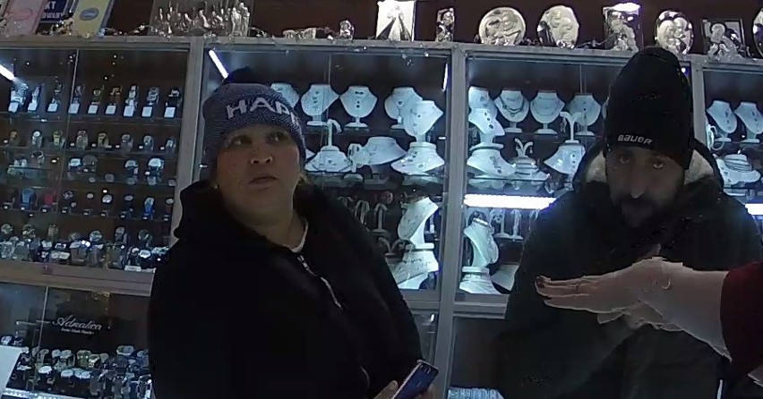 Dwie osoby okradły sklep z biżuterią w Białymstoku