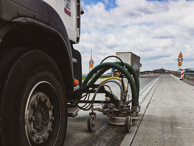 Na autostradowej obwodnicy Częstochowy (A1) trwa malowanie oznakowania poziomego. Zobacz więcej. Przesuwaj zdjęcia w prawo - naciśnij strzałkę lub przycisk NASTĘPNE