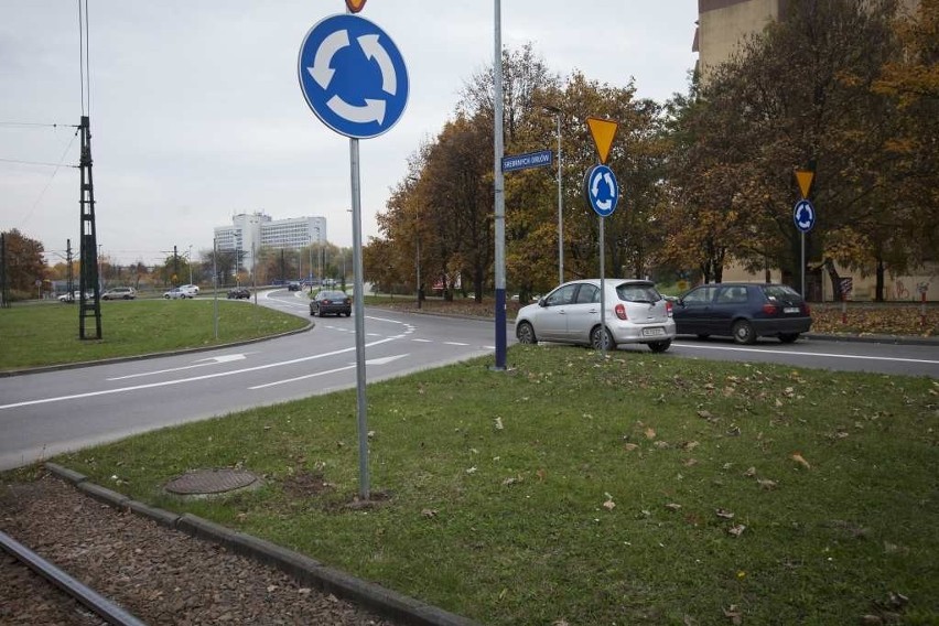 Kierowcy wciąż łamią przepisy na rondzie Piastowskim [ZDJĘCIA, WIDEO]
